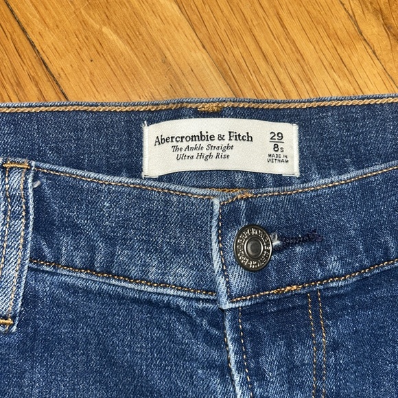 The Ankle Straight Ultra High Rise 
Size 29/8 SHORT
Abercrombie and Fitch - Picture 2 of 3
